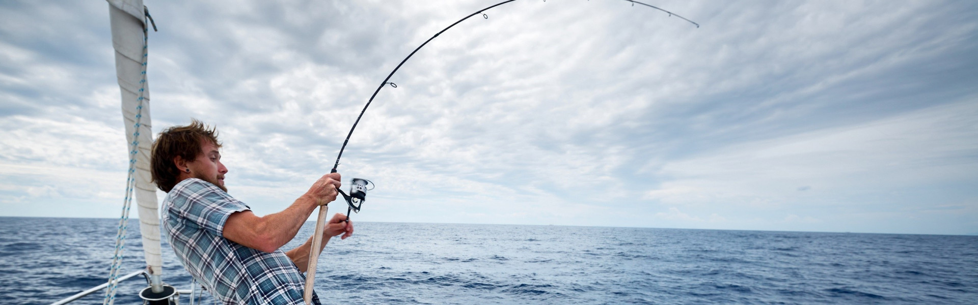 Os desafios da pesca esportiva oceânica. Foto: Reprodução / lojadecamping.com.